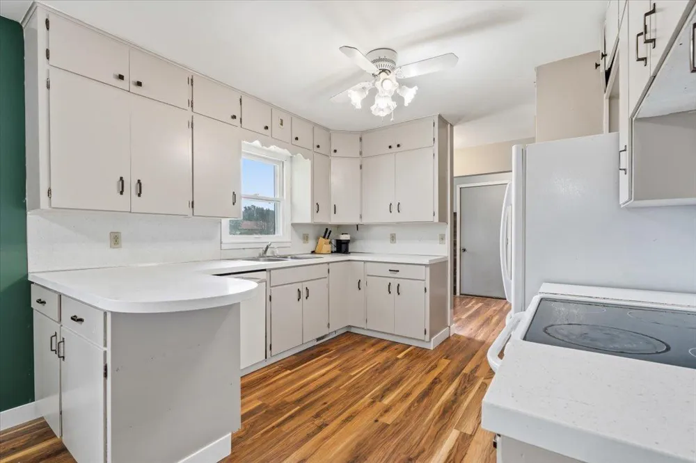 1009 W Center Street Lake City, MN 55041