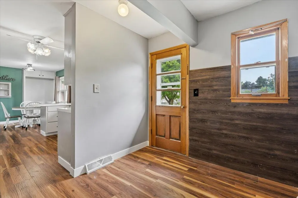 1009 W Center Street Lake City, MN 55041