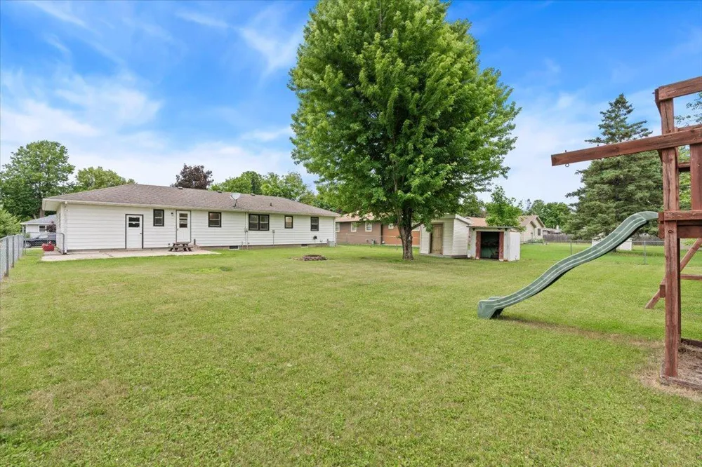 1009 W Center Street Lake City, MN 55041