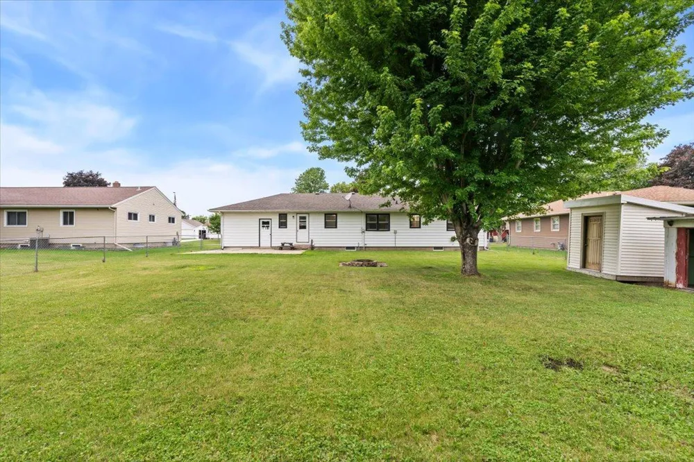 1009 W Center Street Lake City, MN 55041