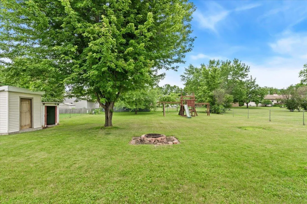 1009 W Center Street Lake City, MN 55041