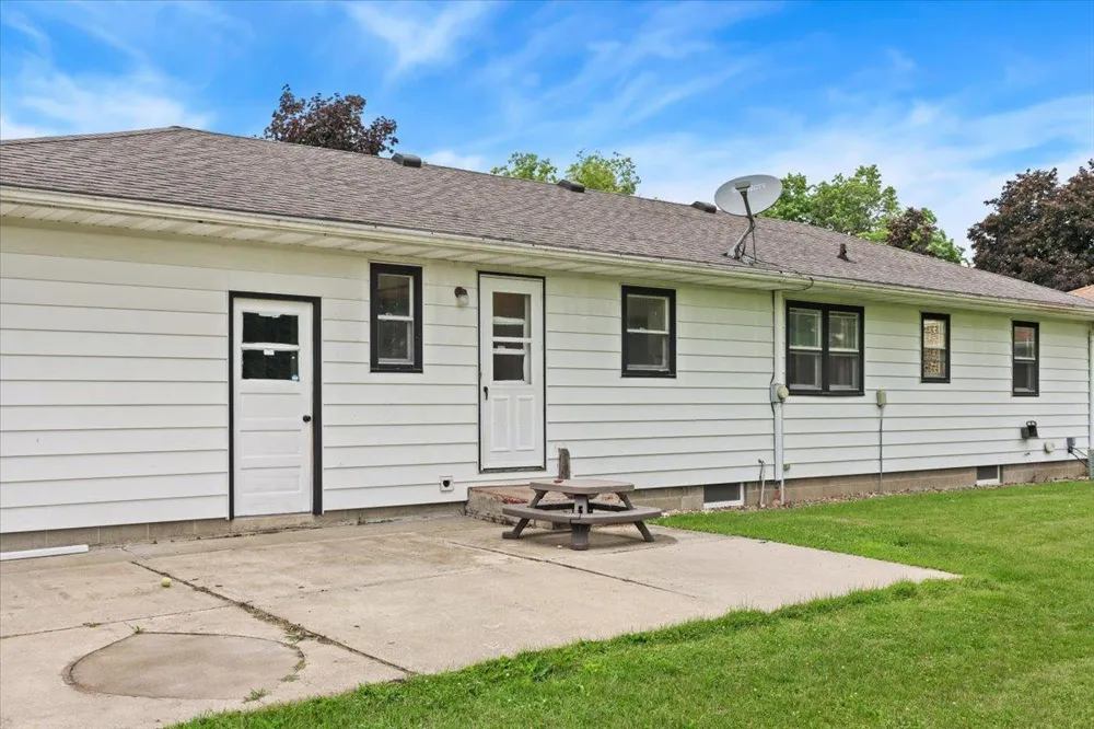 1009 W Center Street Lake City, MN 55041