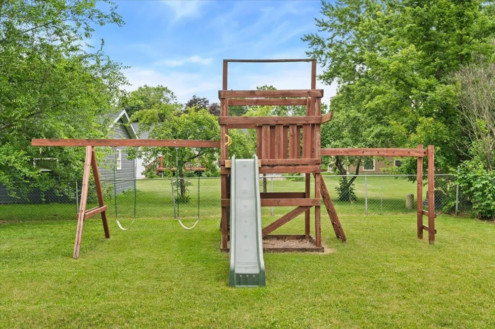 1009 W Center Street Lake City, MN 55041