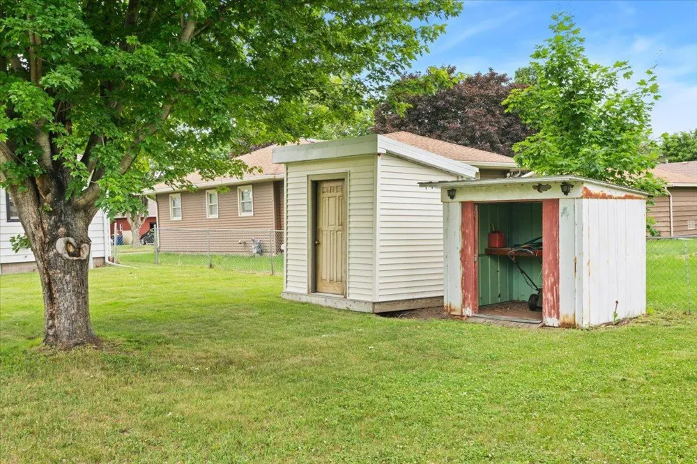 1009 W Center Street Lake City, MN 55041
