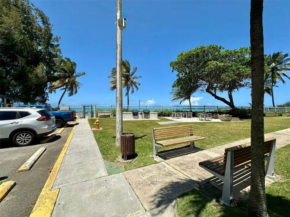185 CALLE PINE GROVE #B-1 Carolina, PR 00979