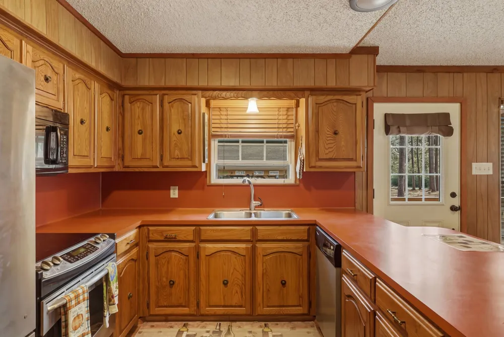 1048 W Holly Trail Hawkins, TX 75765