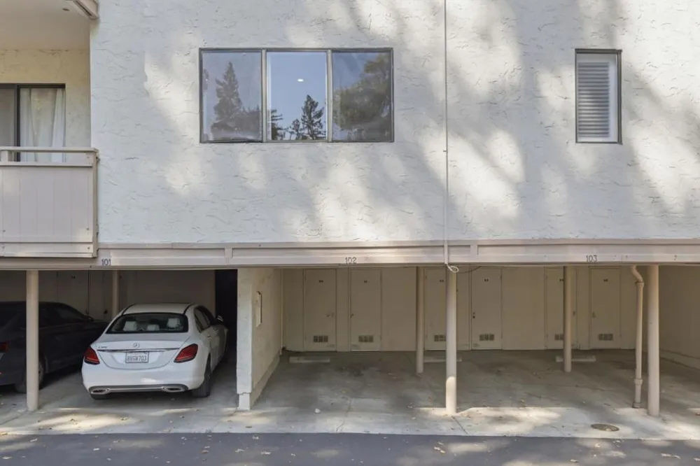 20760 4th Street #11 Saratoga, CA 95070