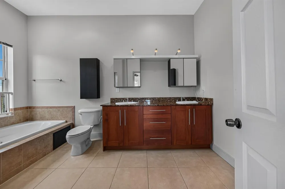2700 NE 8th Avenue Wilton Manors, FL 33334