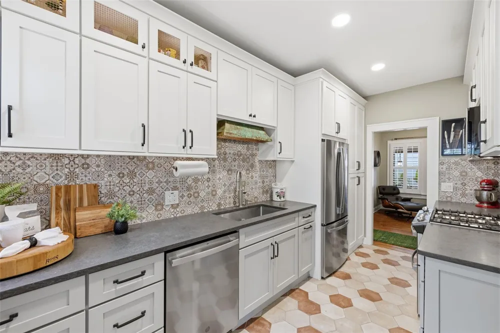 912 S FREMONT AVENUE Tampa, FL 33606