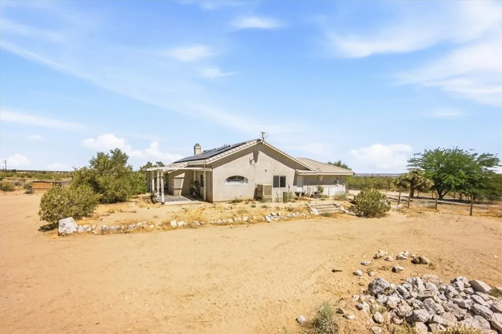 1397 Sierra Pinon Hills, CA 92372