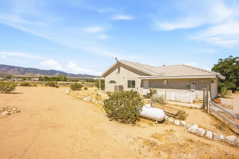 1397 Sierra Pinon Hills, CA 92372