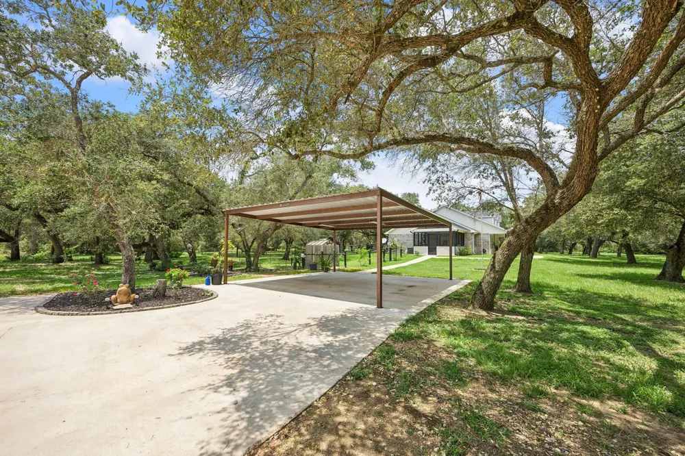 1712 County Road 103 Columbus, TX 78934