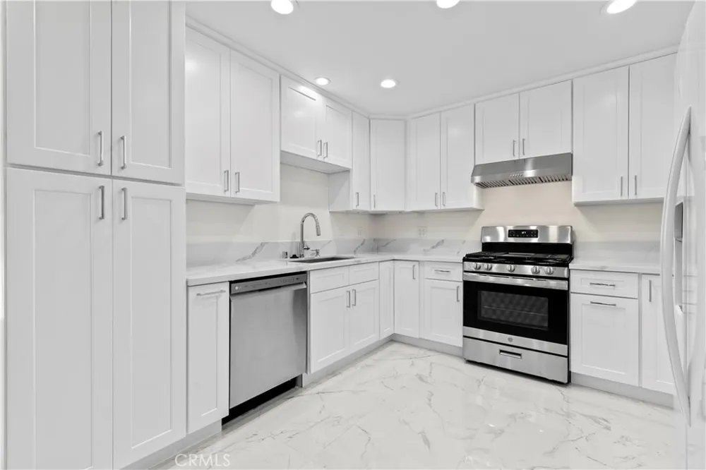 8832 Odessa Ave North Hills, CA 91343
