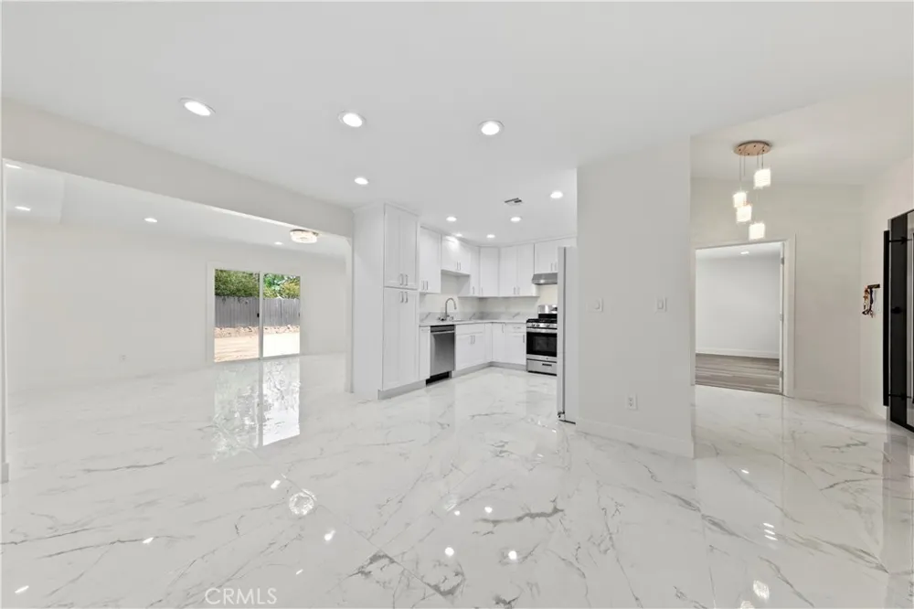8832 Odessa Ave North Hills, CA 91343