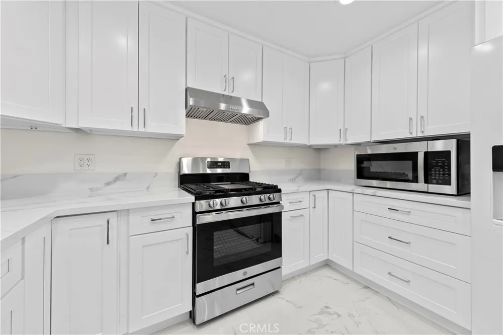 8832 Odessa Ave North Hills, CA 91343