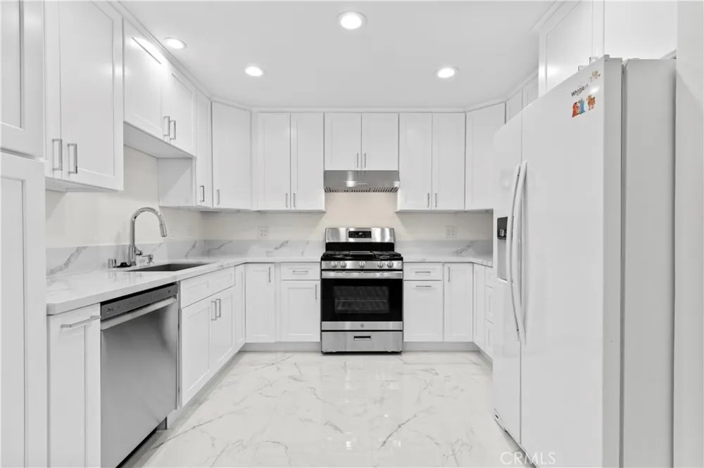 8832 Odessa Ave North Hills, CA 91343