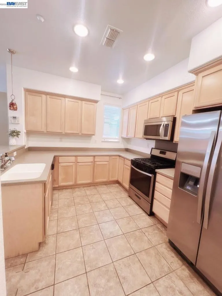 20 S Hidalgo St Mountain House, CA 95391