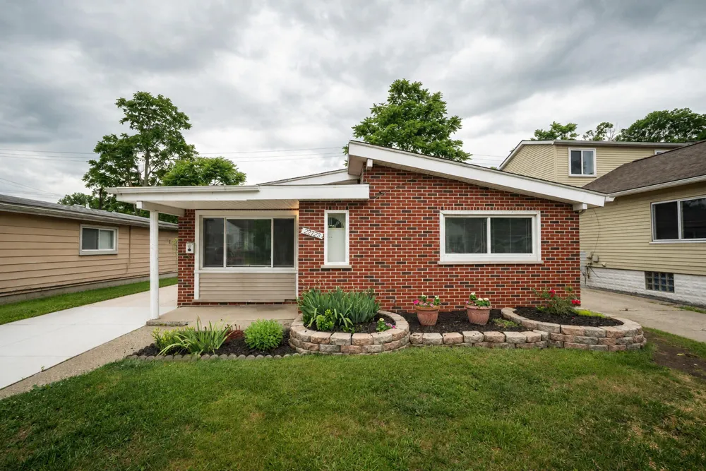 23723 Reynolds Avenue Hazel Park City, MI 48030