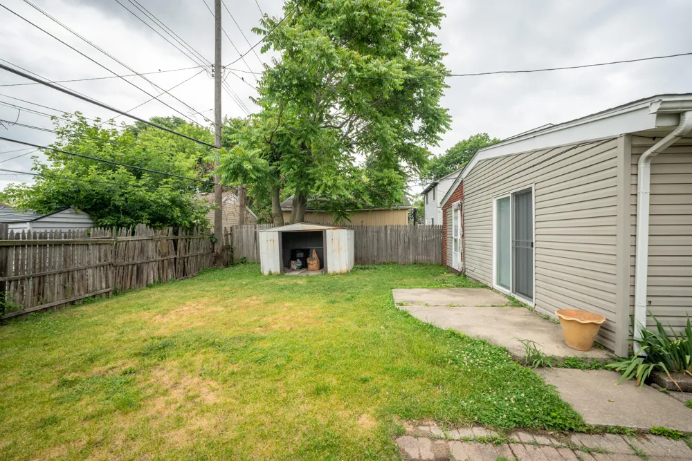 23723 Reynolds Avenue Hazel Park City, MI 48030