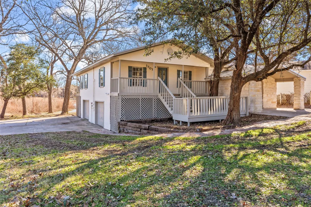 1701 E Lake Drive Weatherford, TX 76087