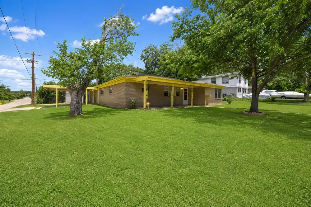 4028 Shawnee Trail Lake Worth, TX 76135