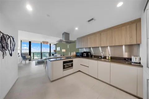 1000 Brickell Plz #4704