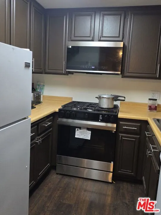 6825 Alabama Avenue #217 Canoga Park, CA 91303