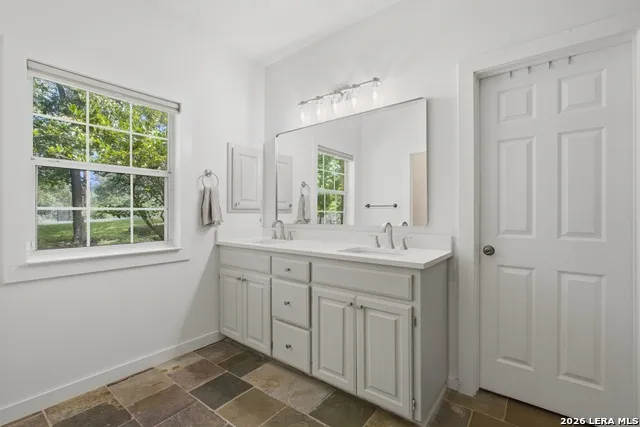 9846 Cash Mountain Rd Helotes, TX 78023
