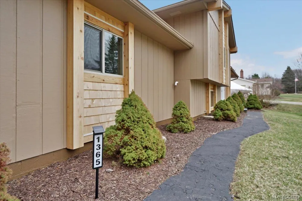 1365 Thistleridge Holly Township, MI 48442