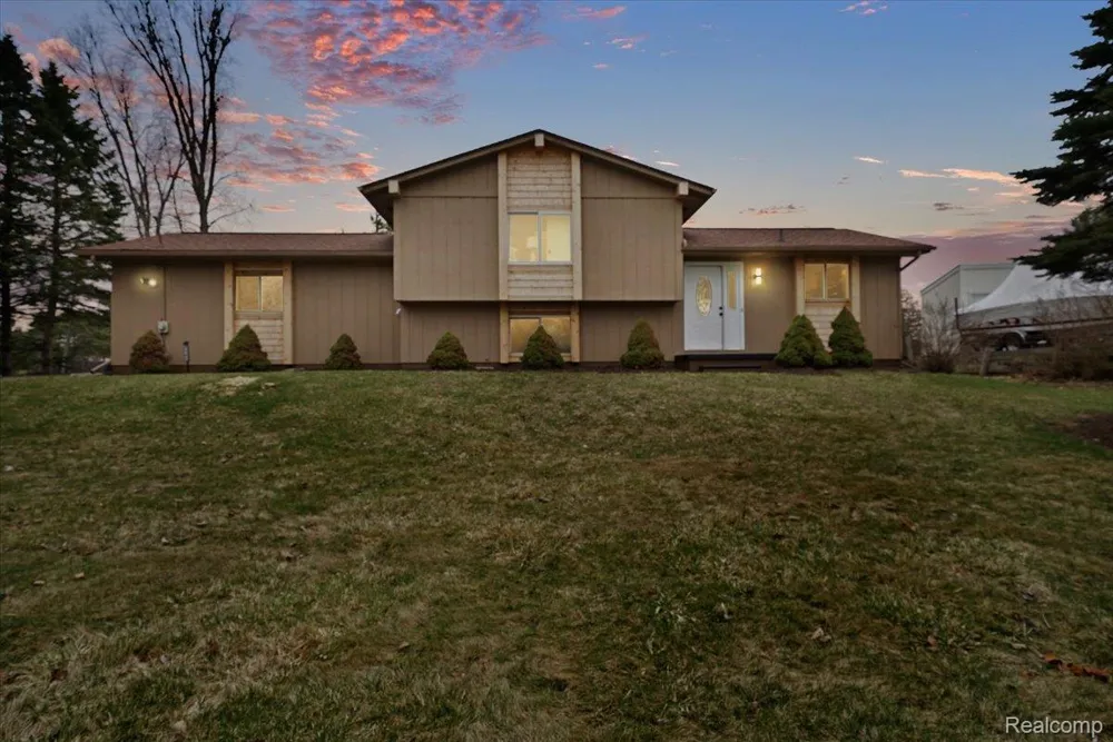 1365 Thistleridge Holly Township, MI 48442