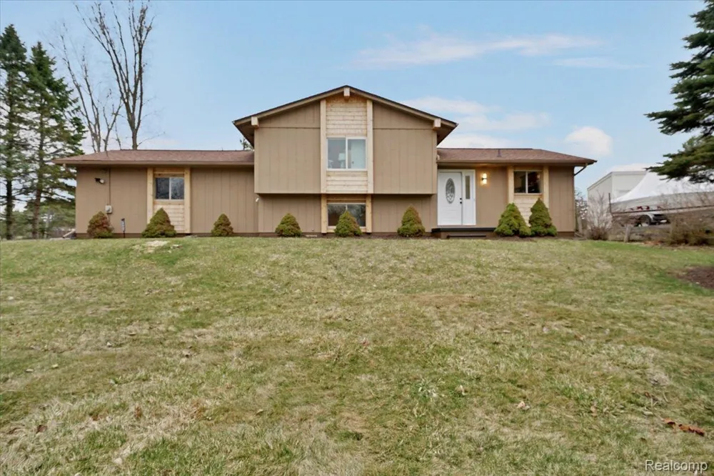 1365 Thistleridge Holly Township, MI 48442
