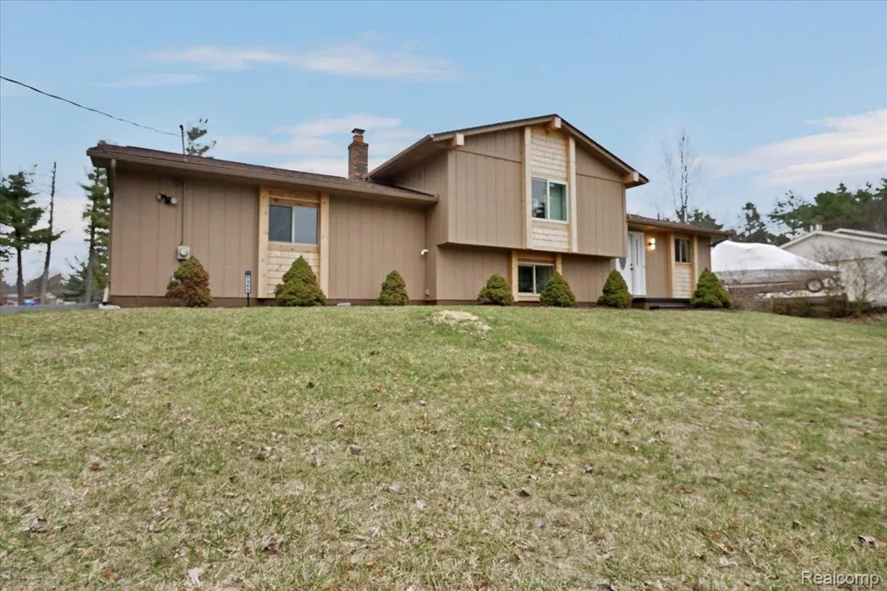 1365 Thistleridge Holly Township, MI 48442