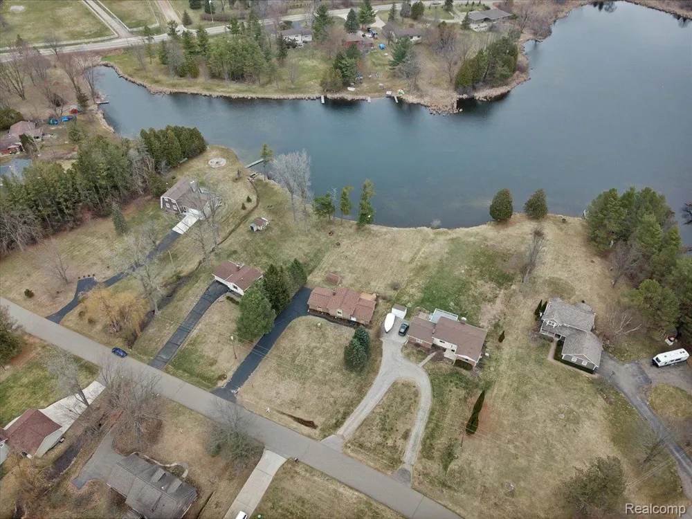 1365 Thistleridge Holly Township, MI 48442