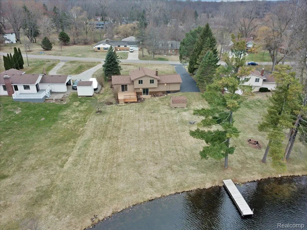 1365 Thistleridge Holly Township, MI 48442