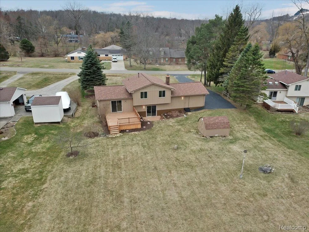 1365 Thistleridge Holly Township, MI 48442