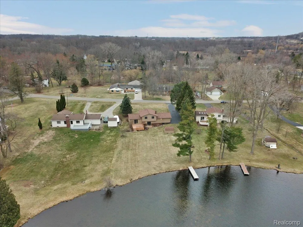1365 Thistleridge Holly Township, MI 48442