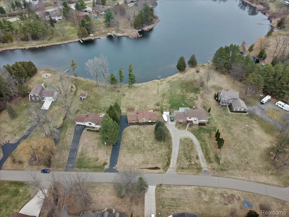 1365 Thistleridge Holly Township, MI 48442