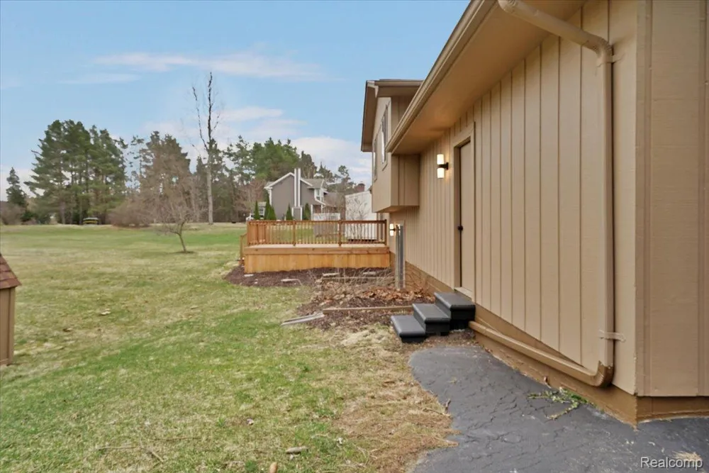 1365 Thistleridge Holly Township, MI 48442