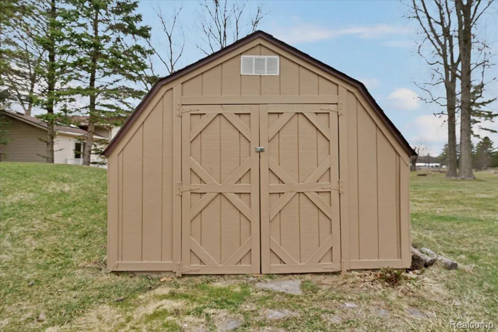1365 Thistleridge Holly Township, MI 48442