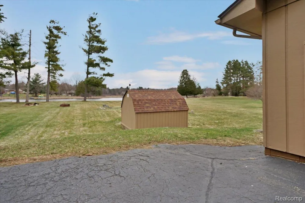 1365 Thistleridge Holly Township, MI 48442
