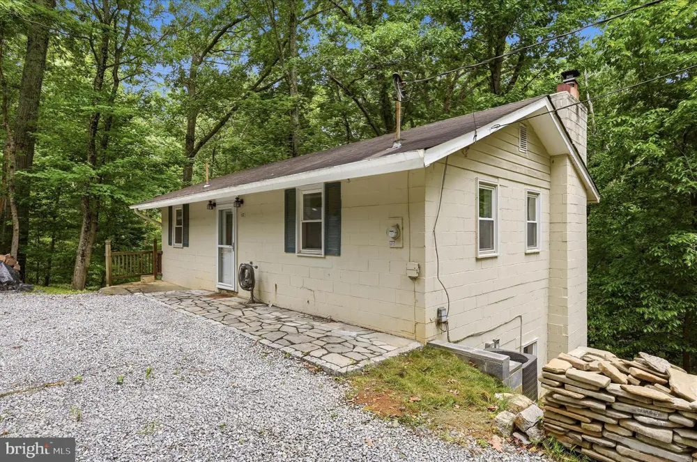 692 LAUREL LANE Bluemont, VA 20135