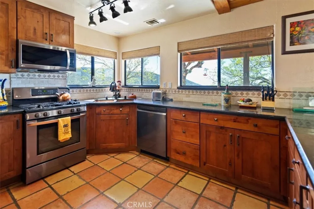 9060 Yucca Hills Road Agua Dulce, CA 91390