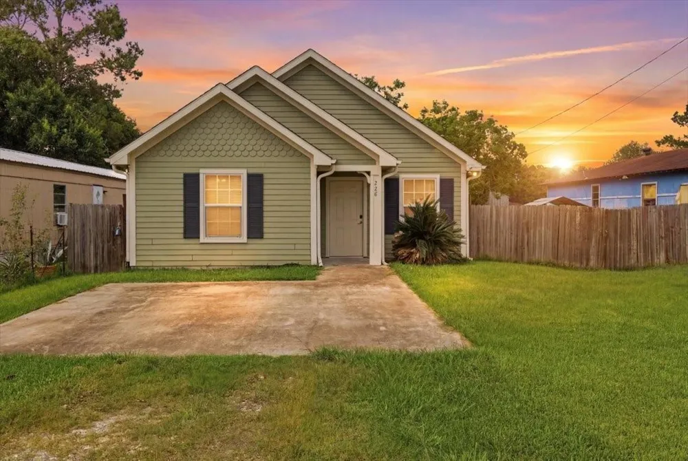228 W Elm Avenue Winnie, TX 77665