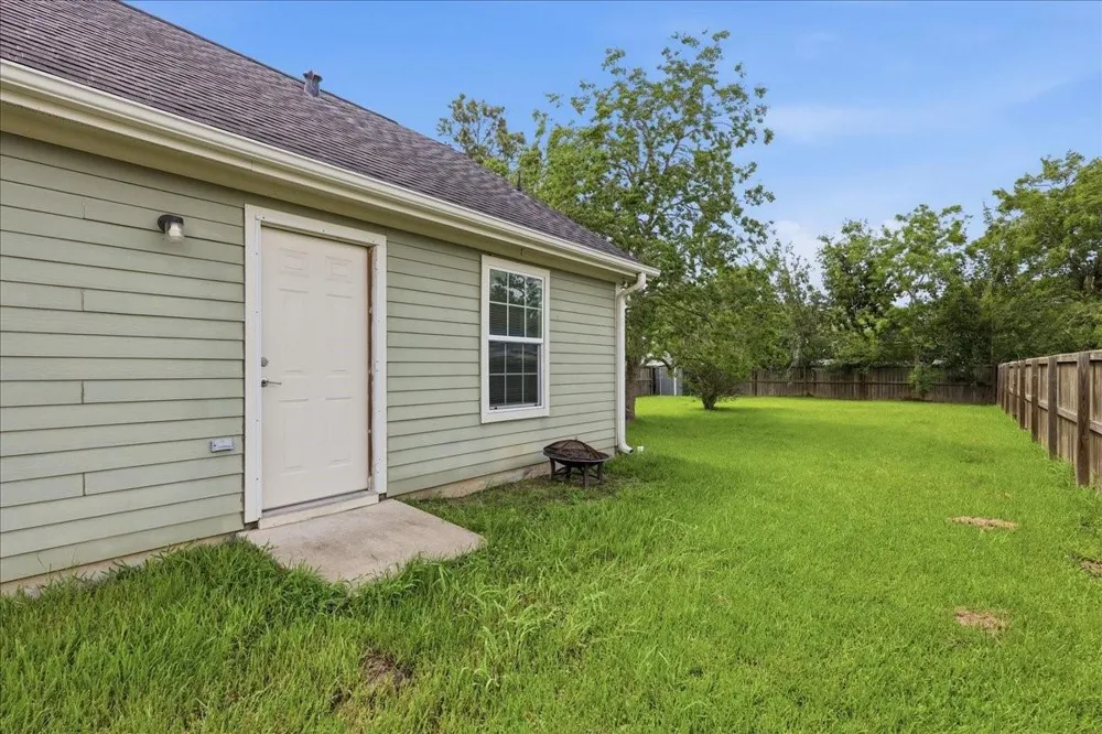 228 W Elm Avenue Winnie, TX 77665