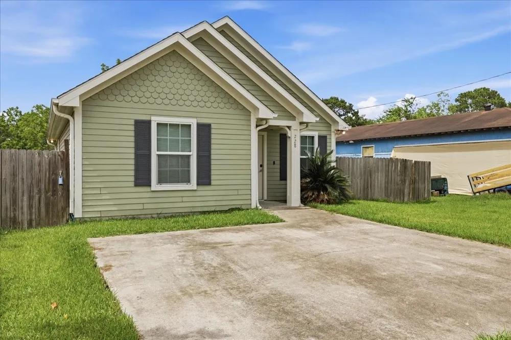 228 W Elm Avenue Winnie, TX 77665