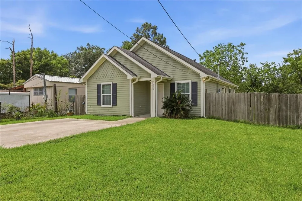 228 W Elm Avenue Winnie, TX 77665