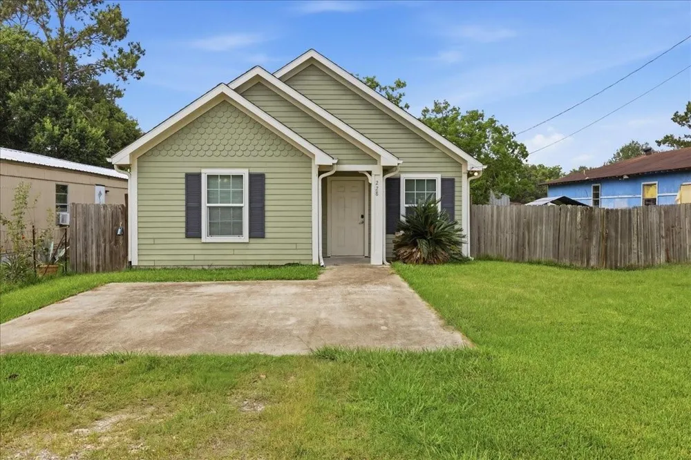 228 W Elm Avenue Winnie, TX 77665