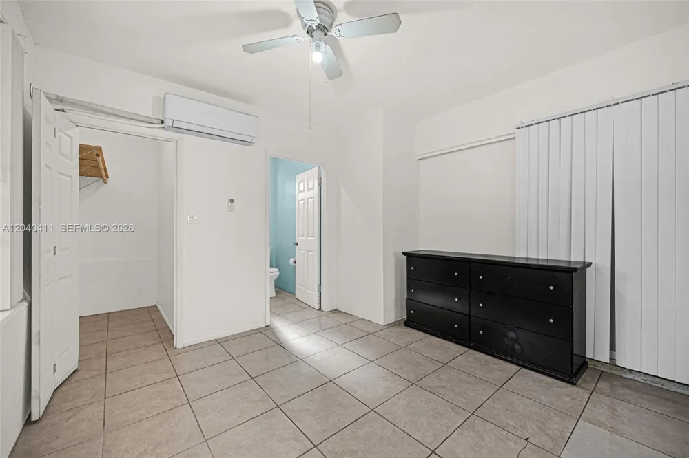 5069 NW 41st Ct #- Lauderdale Lakes, FL 33319