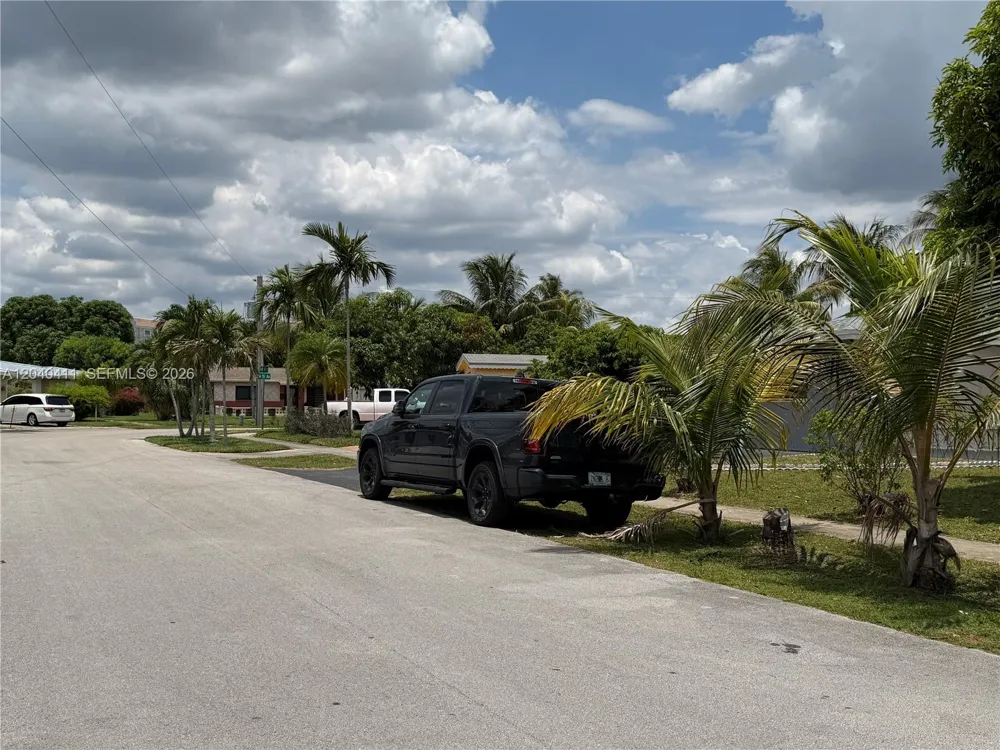 5069 NW 41st Ct #- Lauderdale Lakes, FL 33319