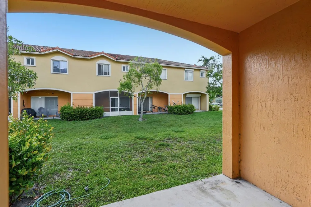 560 St Tropez Lane Margate, FL 33068